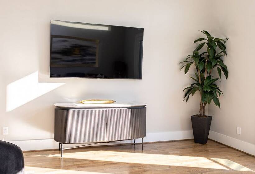 اقامتگاه Stylish Luxury Downtown Home