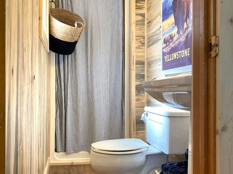 منتجع Travellers Rest Cabins And Rv Park