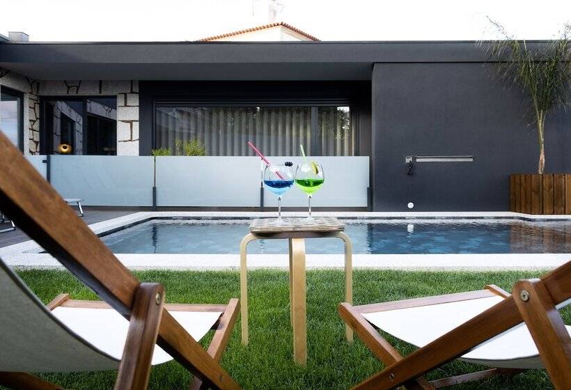 Abraços Dos Avós   Casas De Aldeia