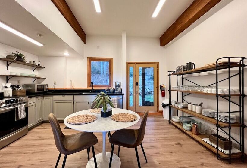 مبيت وإفطار Outland Chalet & Suites Great Smoky Mountains