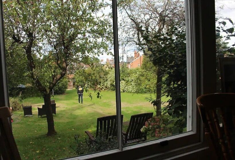 Bed and Breakfast Swollows House