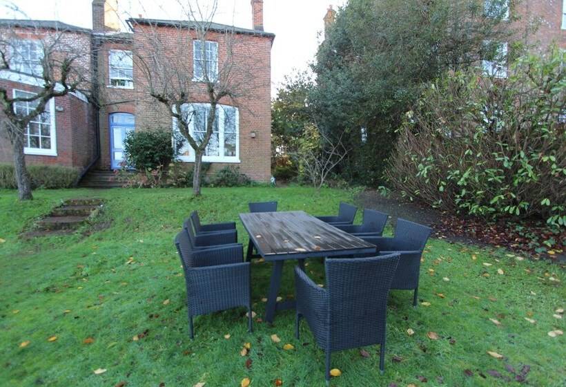 Bed and Breakfast Swollows House