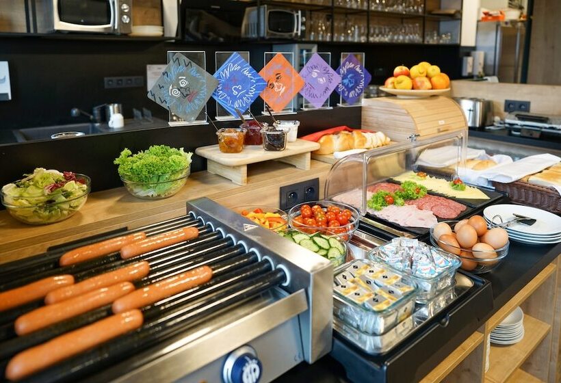 Chors Like A Hotel   Hostel