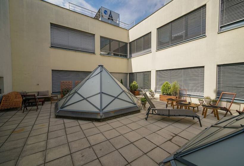 Chors Like A Hotel   Hostel