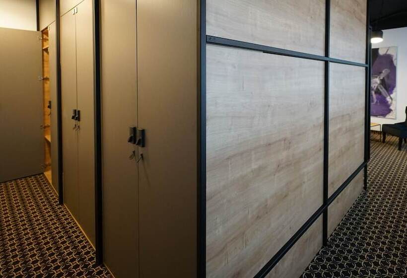 Chors Like A Hotel   Hostel