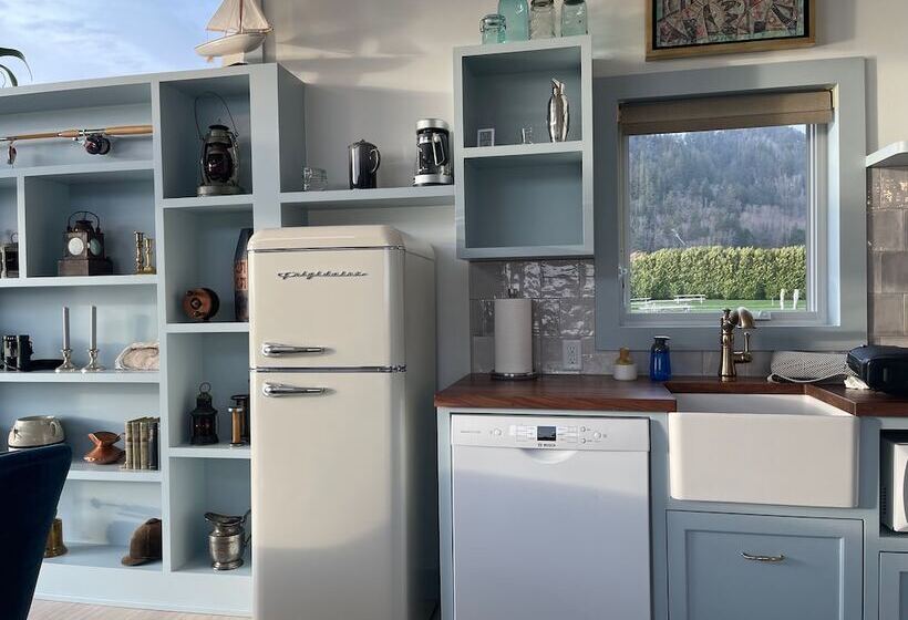 Cottages Above The Tide