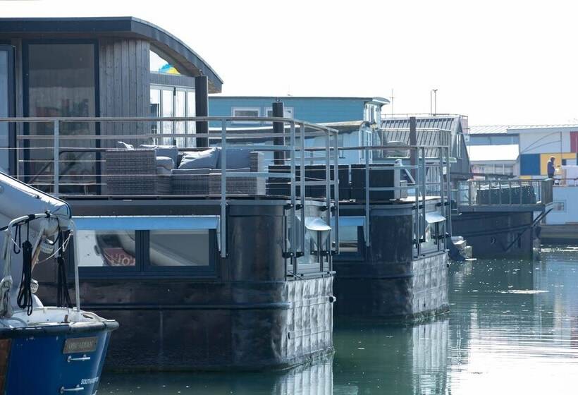 בית מלון כפרי Houseboat Eleuthera