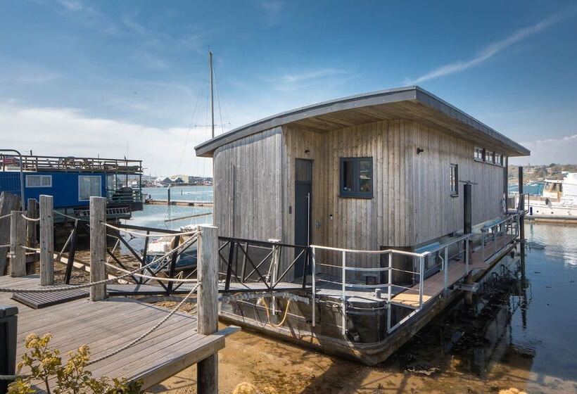 فندق Houseboat Eleuthera