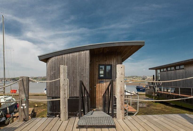 فندق Houseboat Eleuthera