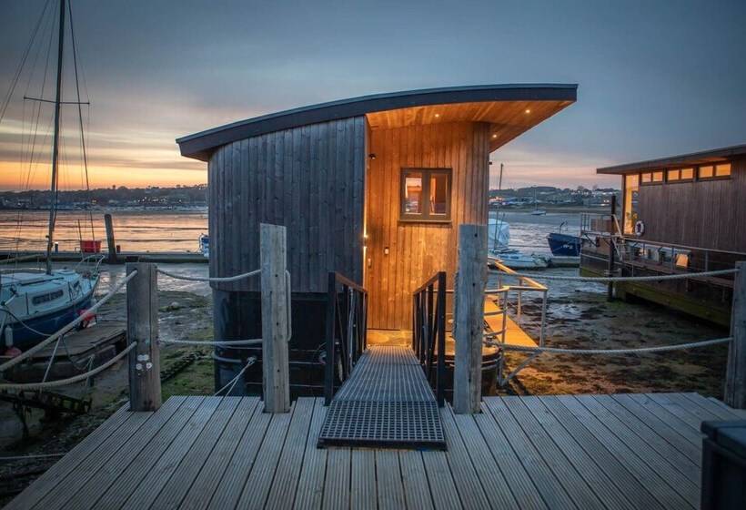 فندق Houseboat Eleuthera