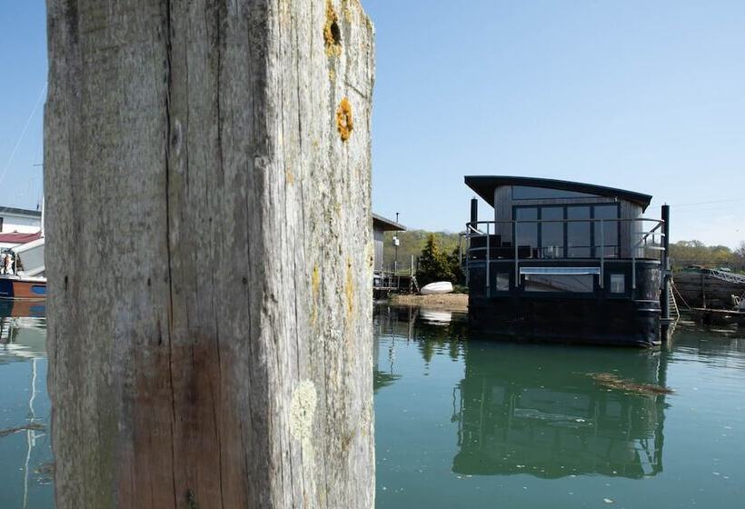 בית מלון כפרי Houseboat Eleuthera