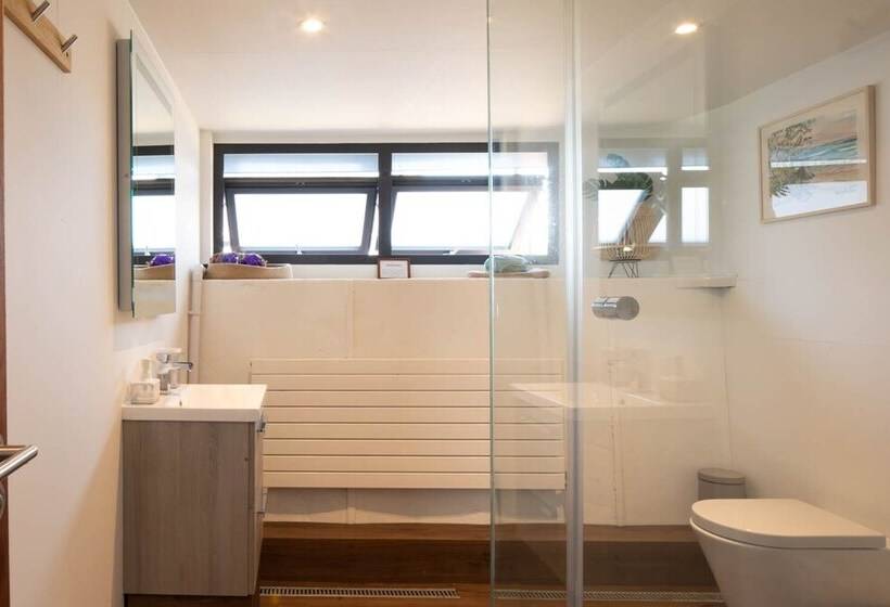 فندق Houseboat Eleuthera