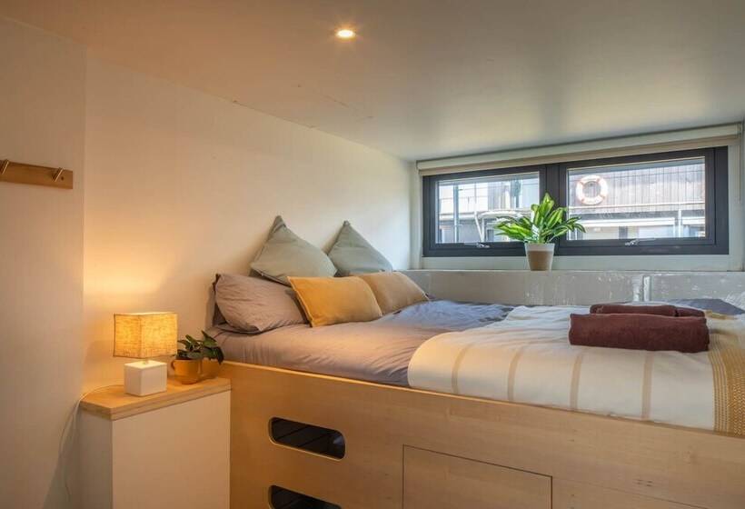 בית מלון כפרי Houseboat Eleuthera