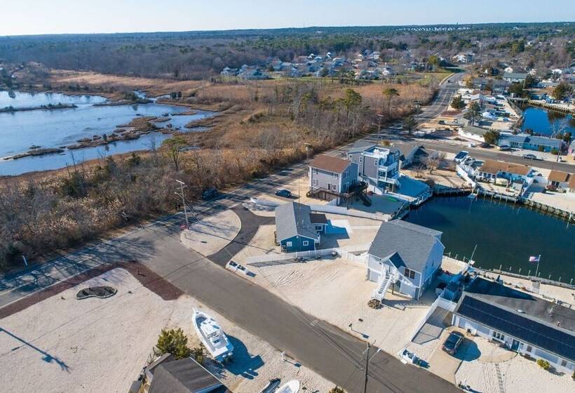 فندق ريفى Waterfront Beach House