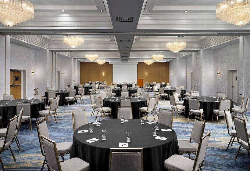 בית מלון כפרי Sheraton Grand Rapids Airport