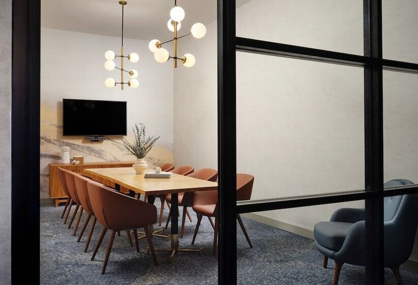 בית מלון כפרי Sheraton Grand Rapids Airport