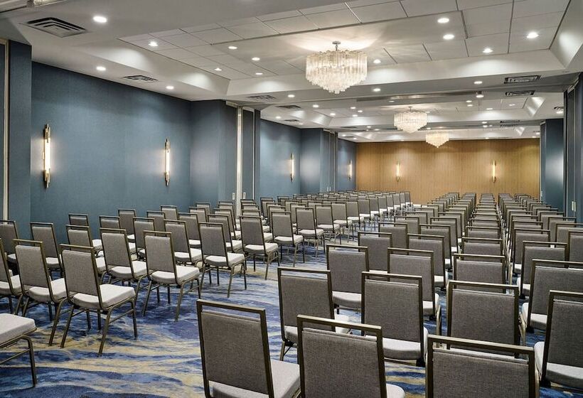 בית מלון כפרי Sheraton Grand Rapids Airport