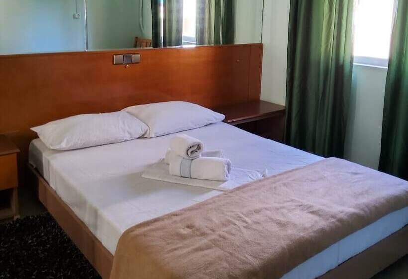 בית מלון כפרי Tivoli