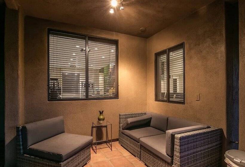 Luxe 4 Bdrm W/pool And Spa On Golf Course Lot!