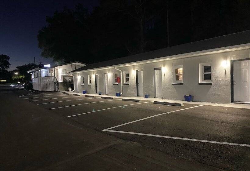 فندق على الطريق American Inn