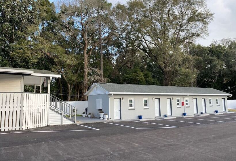 فندق على الطريق American Inn