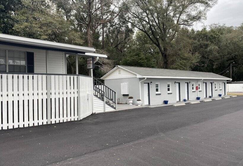 فندق على الطريق American Inn