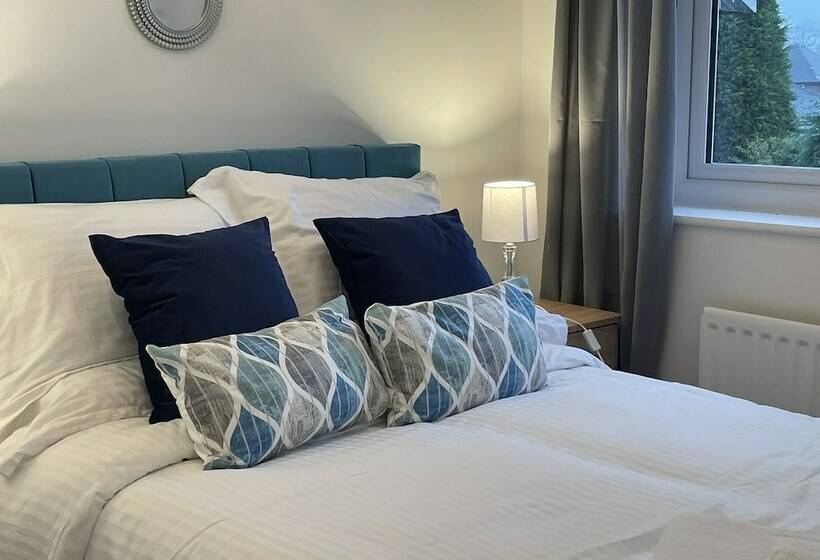 Пансион Beautiful 4 Bed Home With Free Parking