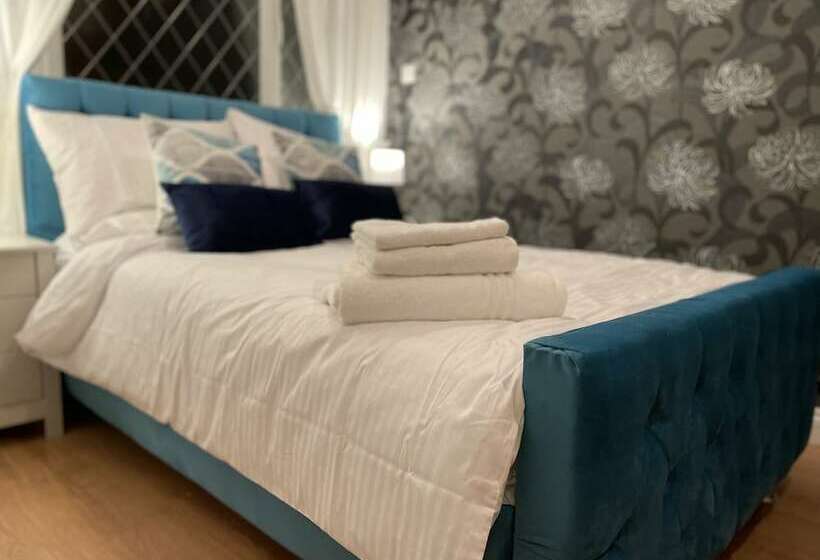 Пансион Beautiful 4 Bed Home With Free Parking