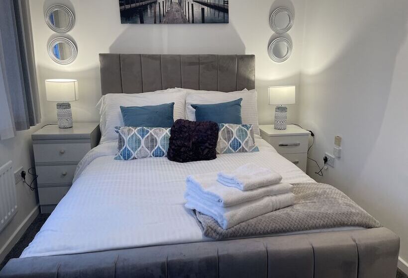 Пансион Beautiful 4 Bed Home With Free Parking