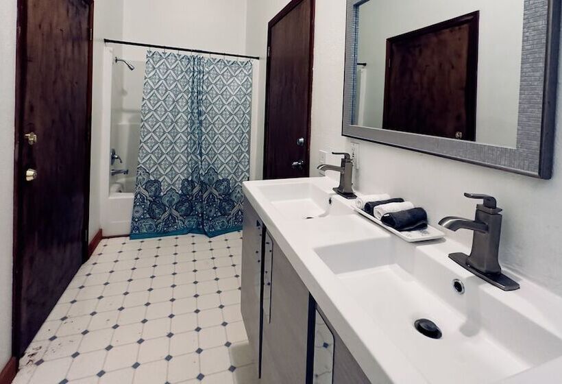 بنسيون Hidden Bear Retreat Center