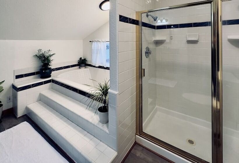 بنسيون Hidden Bear Retreat Center