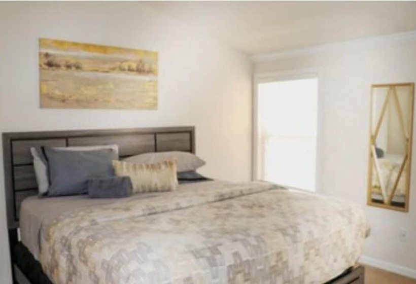 פנסיון Ravishing Downtown Home