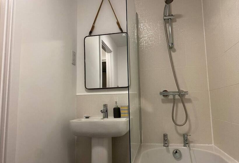 Резиденция Beautiful 4 Bed House In Lincoln  Close To Centre