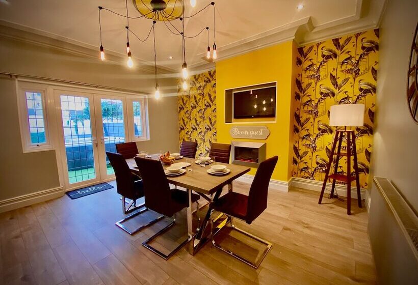 레지던스 Captivating 4 Bed Hot Tub House In Blackpool