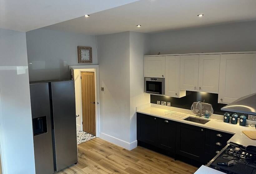 레지던스 Luxury 2 Bed Apartment Great Location