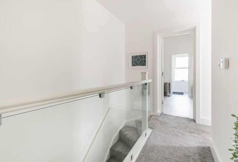 דירת נופש Modern Apartment, Castle View Rochester, England