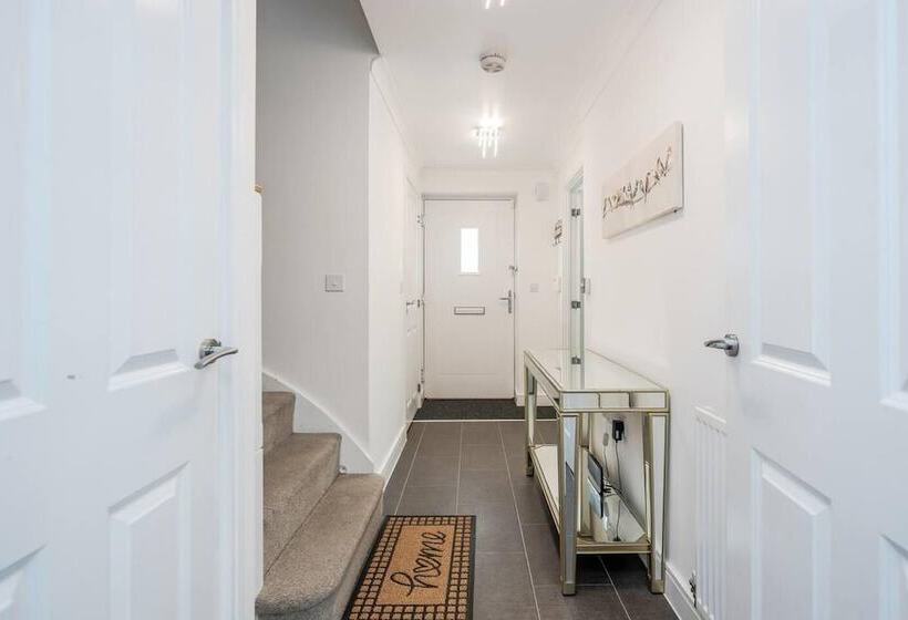 דירת נופש Tms Cheerful 5bdr House! Thurrock! Free Parking!