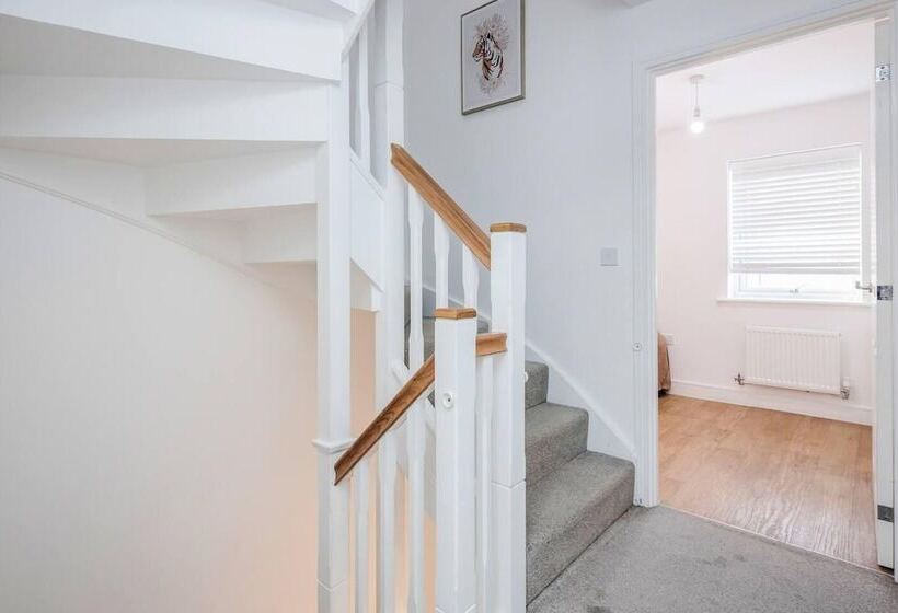 דירת נופש Tms Cheerful 5bdr House! Thurrock! Free Parking!