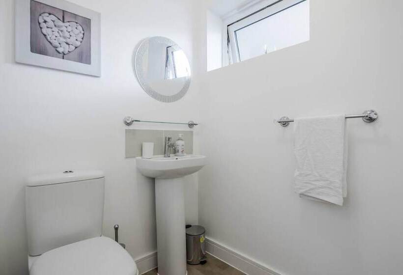 דירת נופש Tms Cheerful 5bdr House! Thurrock! Free Parking!