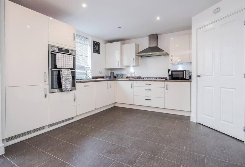 דירת נופש Tms Cheerful 5bdr House! Thurrock! Free Parking!