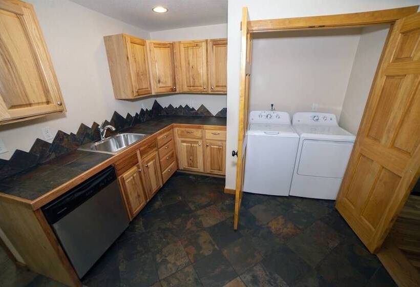 Rocky Mountain Retreat 1a  4 Bedroom/3 Bath With Personal Hot Tub Offers Panoramic Mountain Views 4