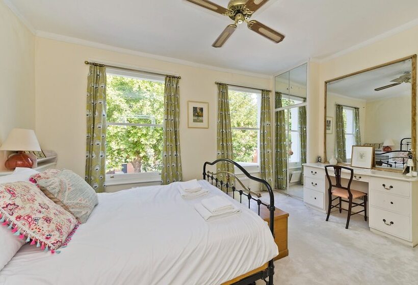 Spacious Family House With Garden Near Battersea Park By Underthedoormat