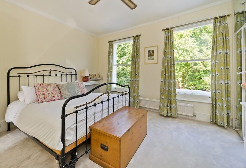 Spacious Family House With Garden Near Battersea Park By Underthedoormat