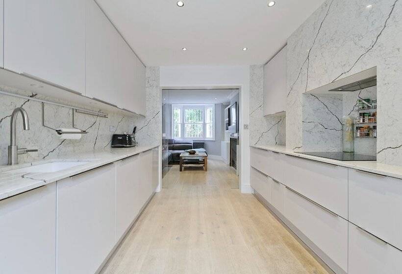 Spacious Family House With Garden Near Battersea Park By Underthedoormat