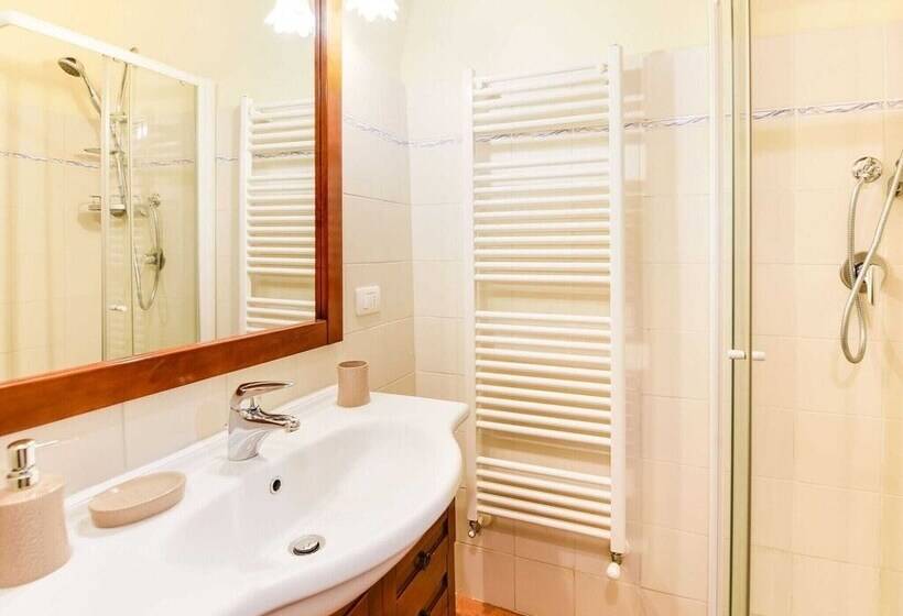 Tasteful Cottage In Cortona With Swimming Pool