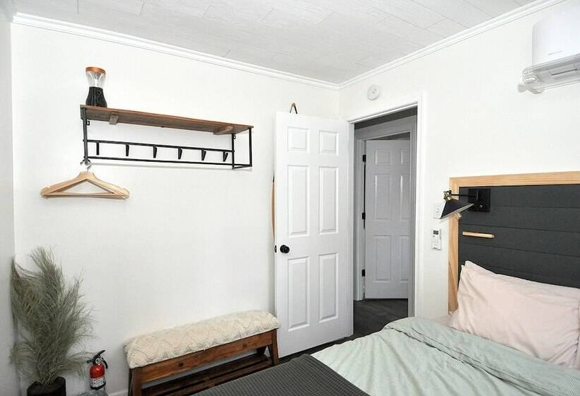 A Humble Abode   A Modern Woodsy Retreat