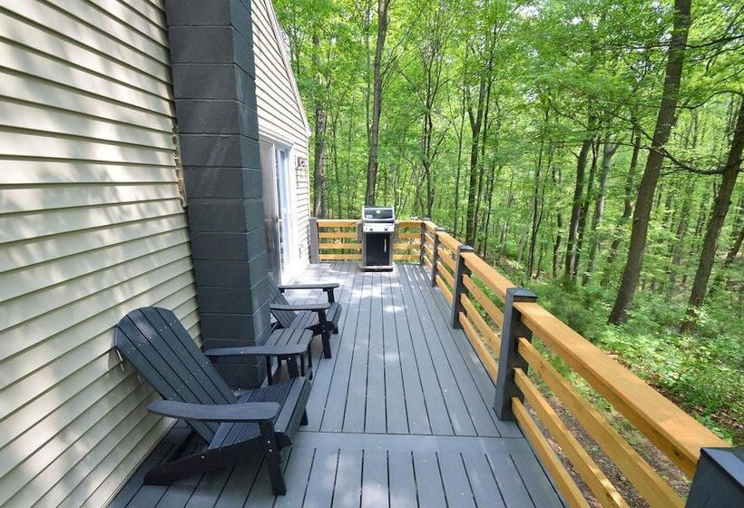 A Humble Abode   A Modern Woodsy Retreat