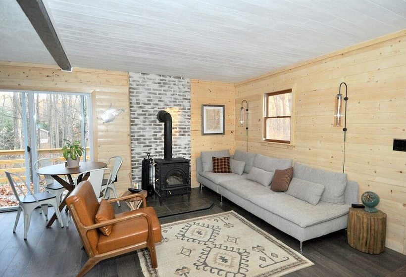 A Humble Abode   A Modern Woodsy Retreat