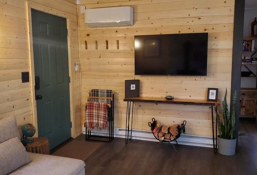 A Humble Abode   A Modern Woodsy Retreat