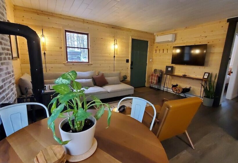 A Humble Abode   A Modern Woodsy Retreat